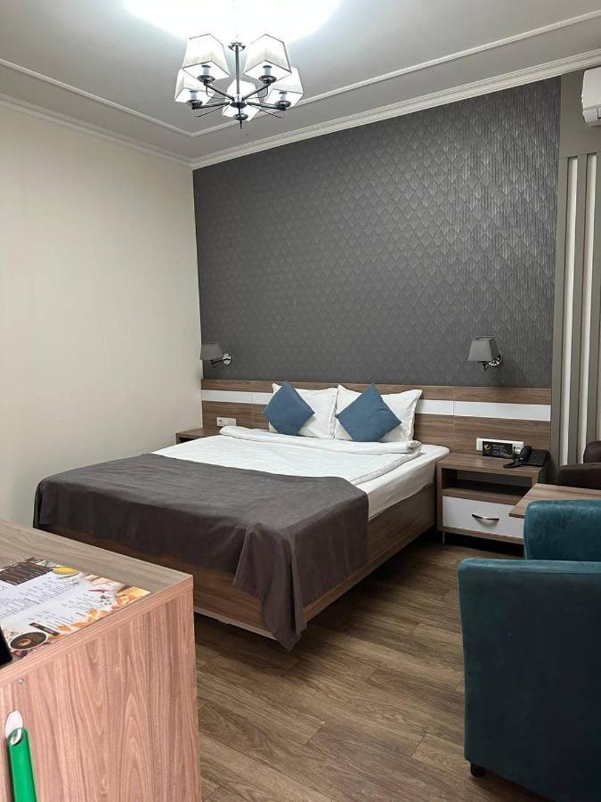 Gоlden Dragon Villa Hotel Bisjkek Eksteriør billede
